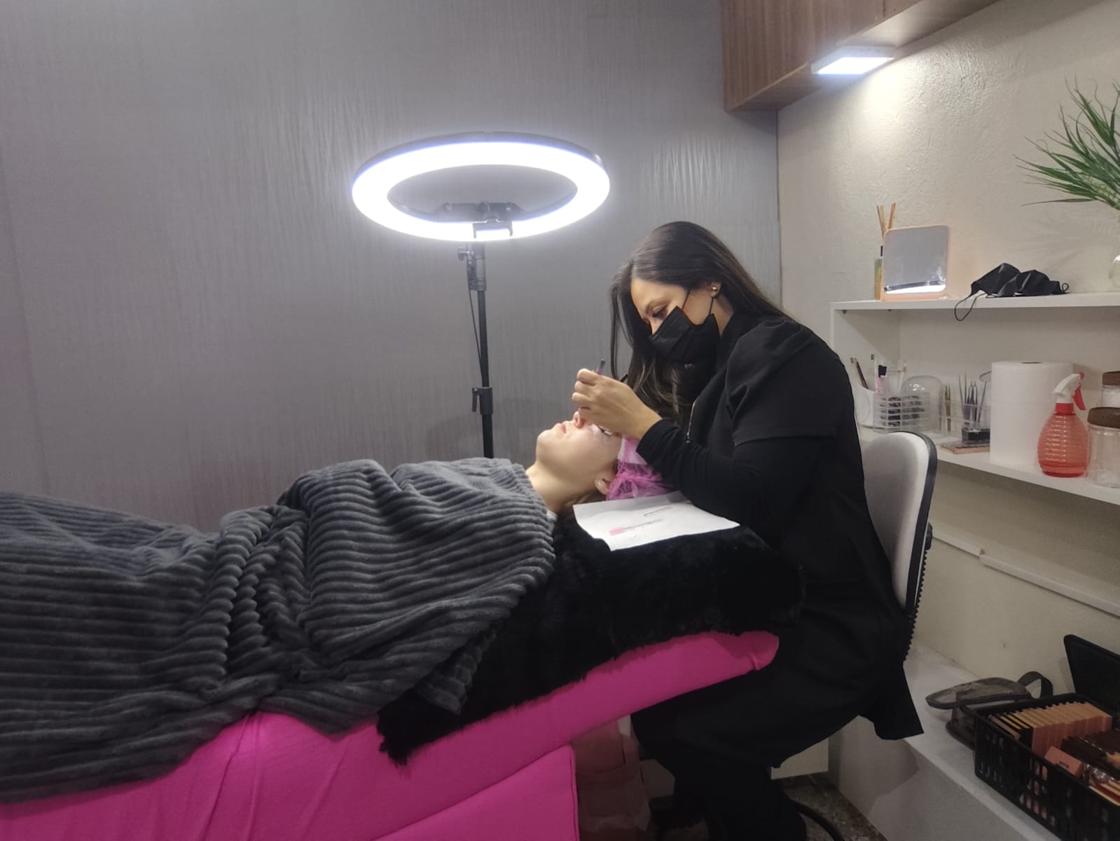 Elis Miranda realizando atendimento no seu estúdio